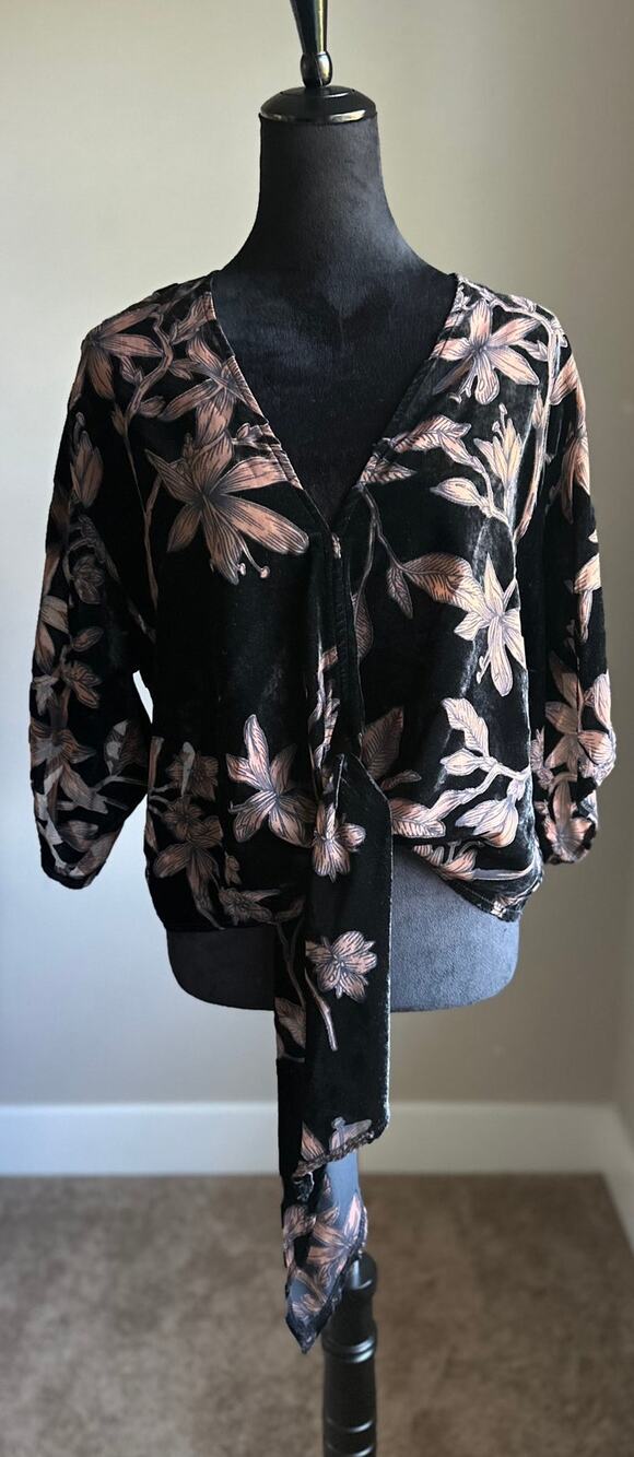 BY TOGETHER Velvet Burnout Tie Front Kimono Sleeve Blouse in Black Size M